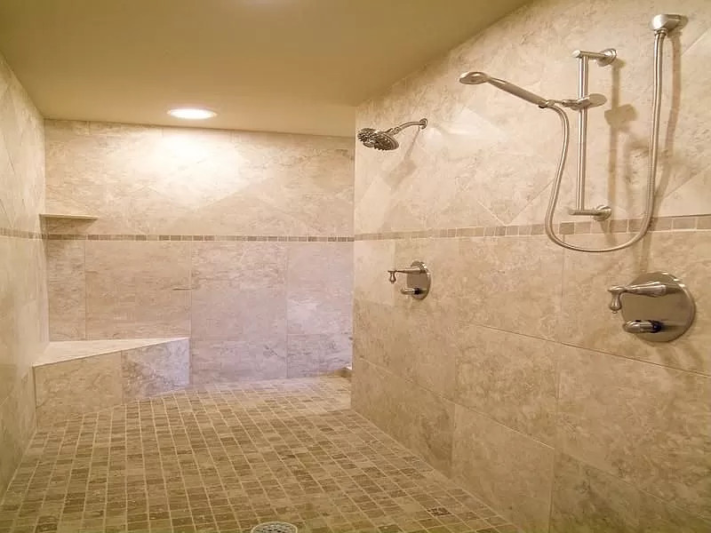 Exemple d'une grande salle de bain principale moderne avec un espace douche bain, un sol en travertin, aucune cabine et un banc de douche.