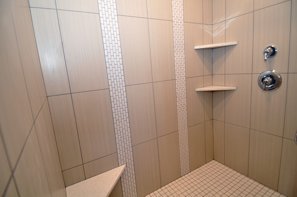Inredning av ett klassiskt mellanstort badrum med dusch, med skåp i shakerstil, skåp i mellenmörkt trä, ett platsbyggt badkar, en dusch i en alkov, en toalettstol med separat cisternkåpa, vit kakel, porslinskakel, beige väggar, klinkergolv i porslin, ett undermonterad handfat och bänkskiva i terrazo