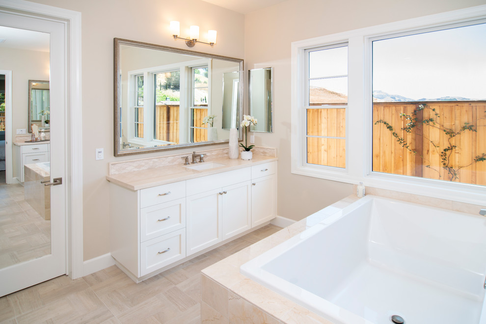 Klassisches Badezimmer En Suite mit Schrankfronten mit vertiefter Füllung und weißen Schränken in San Francisco