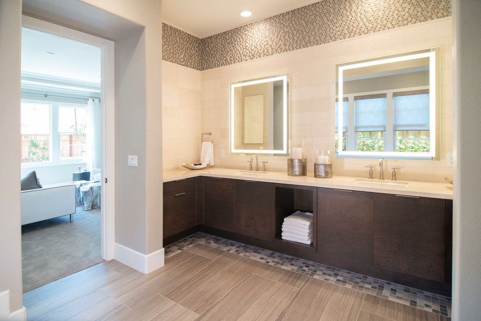 Стильный дизайн: главная ванная комната в современном стиле с плоскими фасадами и темными деревянными фасадами - последний тренд