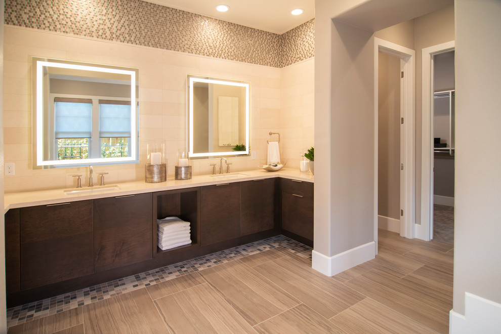 Immagine di una stanza da bagno padronale design con ante lisce e ante in legno bruno