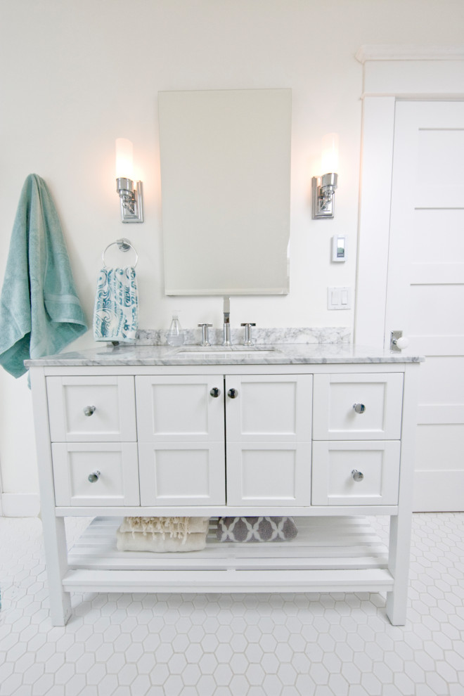 Idéer för att renovera ett mellanstort lantligt grå grått badrum med dusch, med skåp i shakerstil, vita skåp, en dusch i en alkov, en toalettstol med separat cisternkåpa, vit kakel, keramikplattor, vita väggar, klinkergolv i porslin, ett undermonterad handfat, marmorbänkskiva, vitt golv och dusch med duschdraperi