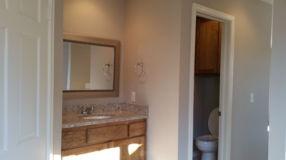 Idées déco pour une salle de bain rétro en bois brun avec un placard à porte shaker, une baignoire posée, un carrelage multicolore, des carreaux de porcelaine, un sol en carrelage de porcelaine, un plan de toilette en granite et un lavabo encastré.