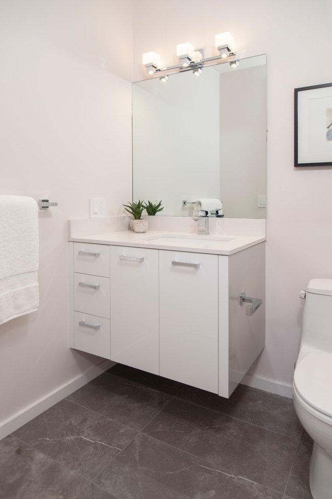 Foto di una stanza da bagno contemporanea con ante lisce e ante bianche