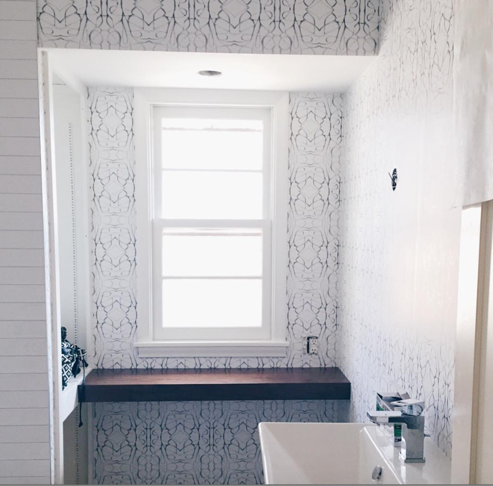 Foto di una piccola stanza da bagno chic con pareti multicolore e lavabo sospeso