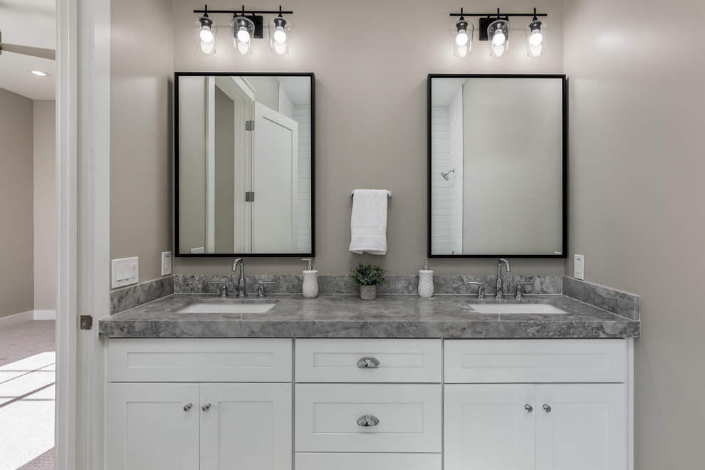 フェニックスにあるトランジショナルスタイルのおしゃれな浴室 (シェーカースタイル扉のキャビネット、白いキャビネット、グレーの壁、アンダーカウンター洗面器、グレーの洗面カウンター) の写真