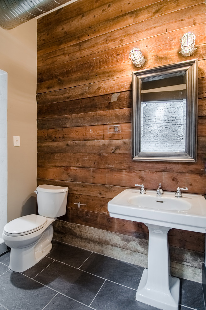 Immagine di una stanza da bagno con doccia industriale di medie dimensioni con doccia alcova, WC a due pezzi, piastrelle grigie, pareti beige, pavimento in ardesia e lavabo a colonna