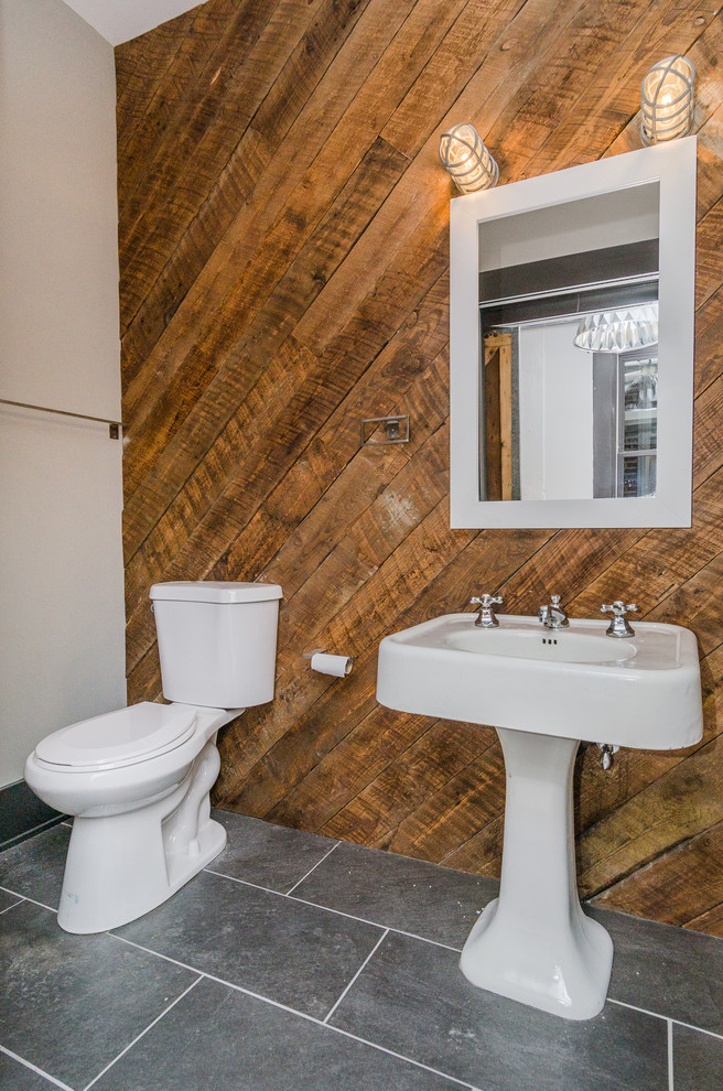 Immagine di una stanza da bagno con doccia industriale di medie dimensioni con doccia alcova, WC a due pezzi, piastrelle grigie, pareti beige, pavimento in ardesia e lavabo a colonna
