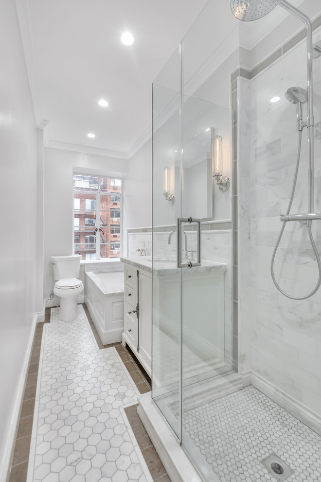 Идея дизайна: маленькая главная ванная комната в стиле неоклассика (современная классика) с фасадами с утопленной филенкой, накладной ванной, раздельным унитазом, белой плиткой, плиткой мозаикой, серыми стенами, мраморным полом, накладной раковиной, мраморной столешницей, белыми фасадами, угловым душем, серым полом и душем с распашными дверями для на участке и в саду