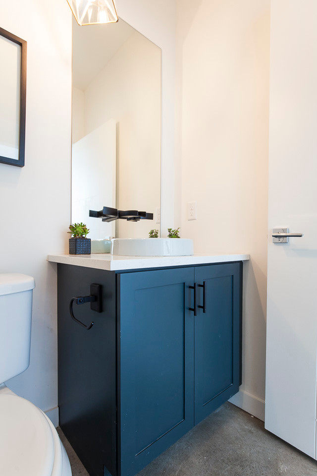 Mittelgroßes Klassisches Badezimmer mit Schrankfronten im Shaker-Stil, blauen Schränken, Wandtoilette mit Spülkasten, weißer Wandfarbe, Einbauwaschbecken und Quarzwerkstein-Waschtisch in Austin