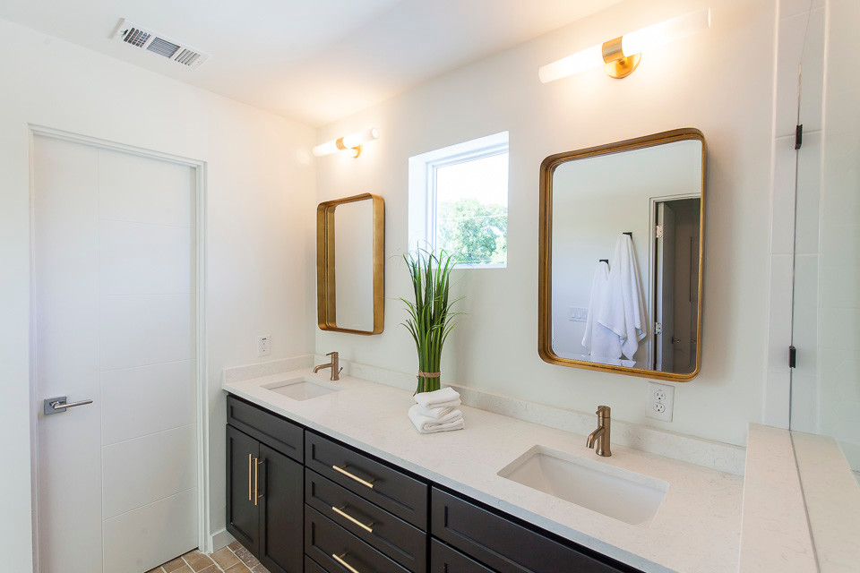 Esempio di una stanza da bagno padronale minimal di medie dimensioni con ante in stile shaker, ante nere, doccia alcova, pareti bianche, pavimento in mattoni e lavabo sottopiano
