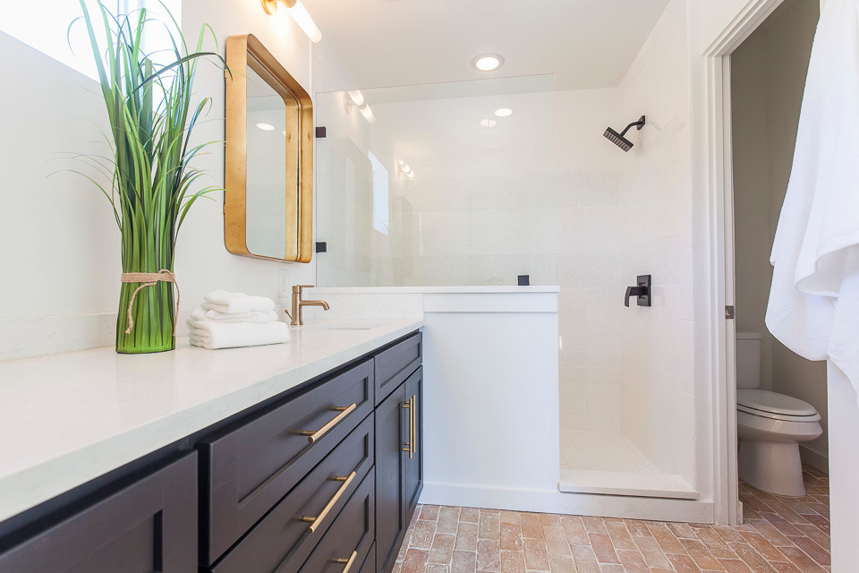 Foto di una stanza da bagno padronale design di medie dimensioni con ante in stile shaker, ante nere, doccia alcova, WC a due pezzi, piastrelle bianche, pareti bianche, pavimento in mattoni e lavabo sottopiano