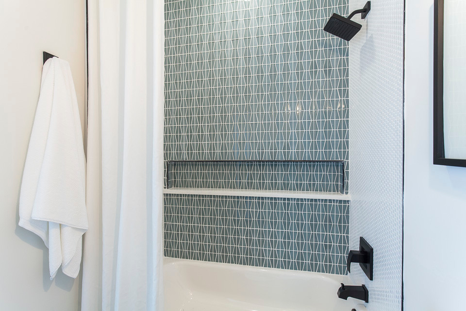 Idée de décoration pour une salle de bain tradition de taille moyenne avec un placard à porte shaker, des portes de placard bleues, une baignoire en alcôve, un combiné douche/baignoire, un carrelage bleu, un carrelage vert, des carreaux de céramique, un mur blanc et un plan de toilette en quartz modifié.