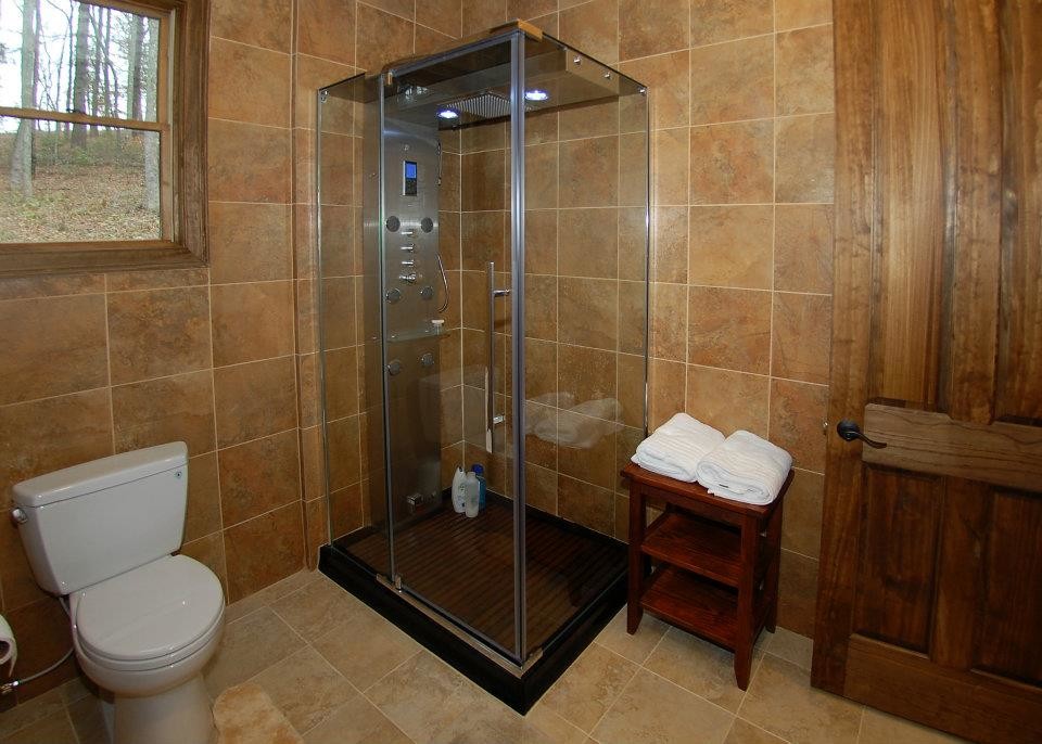Esempio di una stanza da bagno padronale rustica con doccia alcova