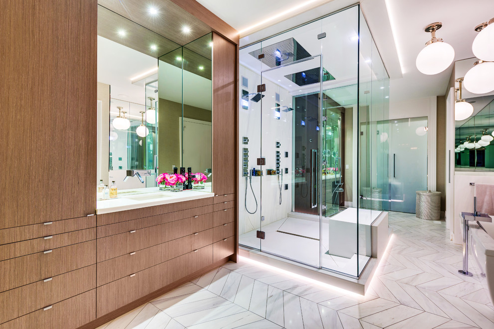 Пример оригинального дизайна: главная ванная комната в современном стиле с плоскими фасадами, фасадами цвета дерева среднего тона, белой плиткой, белыми стенами, врезной раковиной, белым полом, душем с распашными дверями и двойным душем