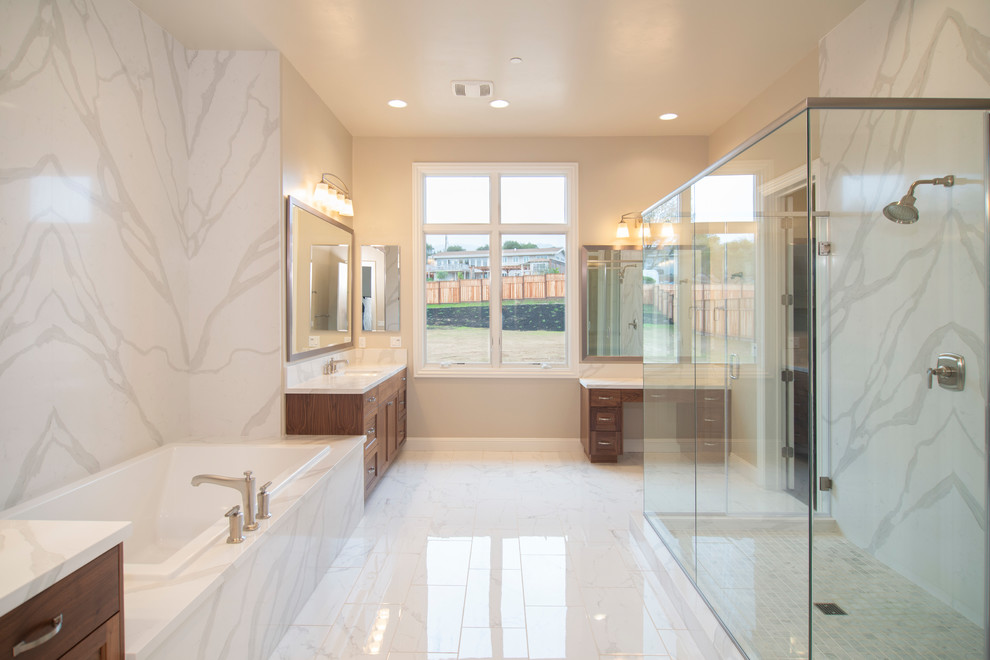 На фото: главная ванная комната в стиле неоклассика (современная классика) с фасадами в стиле шейкер и фасадами цвета дерева среднего тона с