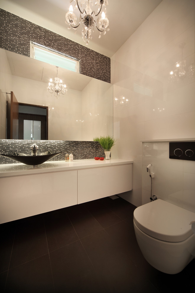Idéer för ett modernt badrum, med ett fristående handfat och svart kakel