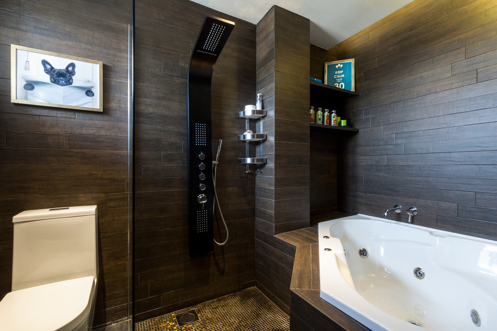 На фото: ванная комната в современном стиле с накладной ванной, открытым душем, унитазом-моноблоком, коричневыми стенами и открытым душем с