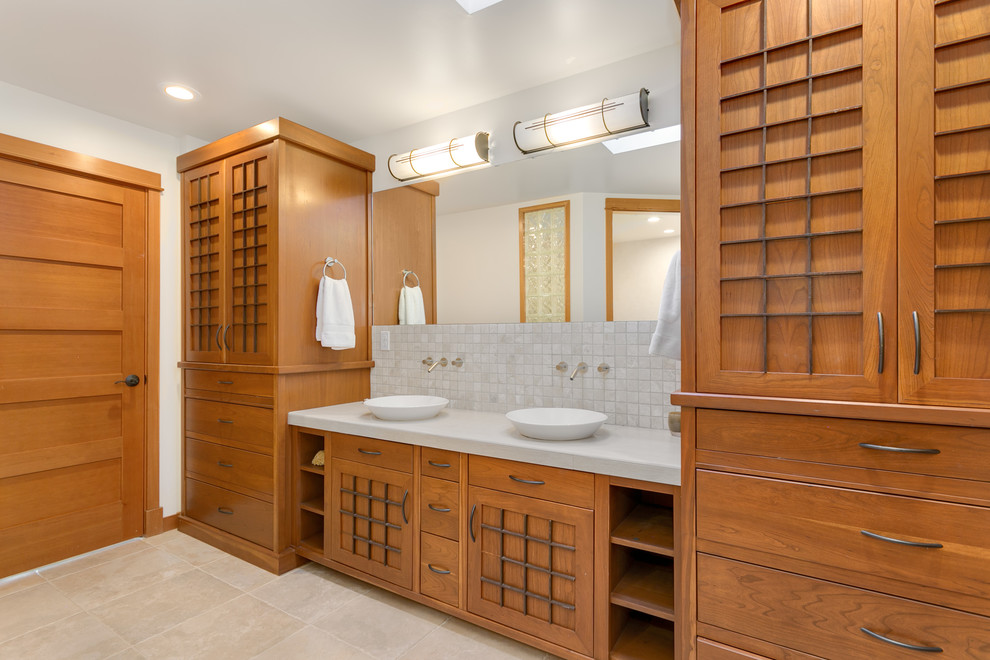 Ejemplo de cuarto de baño principal vintage con puertas de armario de madera oscura, baldosas y/o azulejos grises, paredes blancas, lavabo sobreencimera, suelo beige y encimeras blancas