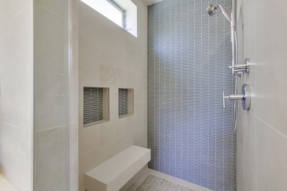 Стильный дизайн: главная ванная комната среднего размера в современном стиле с настольной раковиной, плоскими фасадами, белыми фасадами, столешницей из искусственного кварца, раздельным унитазом, разноцветной плиткой, плиткой мозаикой, белыми стенами, полом из керамической плитки, отдельно стоящей ванной и угловым душем - последний тренд