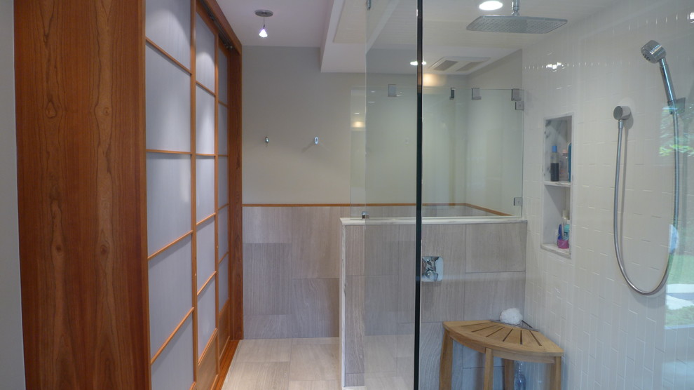 Пример оригинального дизайна: главная ванная комната среднего размера в современном стиле с врезной раковиной, плоскими фасадами, фасадами цвета дерева среднего тона, мраморной столешницей, открытым душем, серой плиткой и белыми стенами