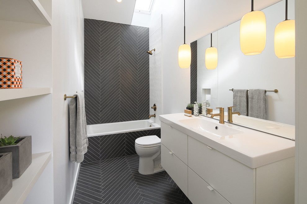 Modernes Badezimmer mit flächenbündigen Schrankfronten, weißen Schränken, Badewanne in Nische, grauen Fliesen, weißer Wandfarbe, integriertem Waschbecken, grauem Boden und weißer Waschtischplatte in San Francisco