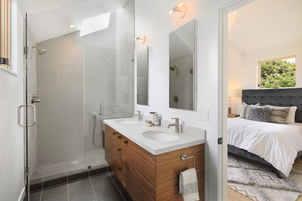 Idee per una stanza da bagno design con ante lisce, ante in legno scuro, doccia alcova, piastrelle bianche, piastrelle a mosaico, pareti bianche, lavabo sottopiano, pavimento grigio e top grigio