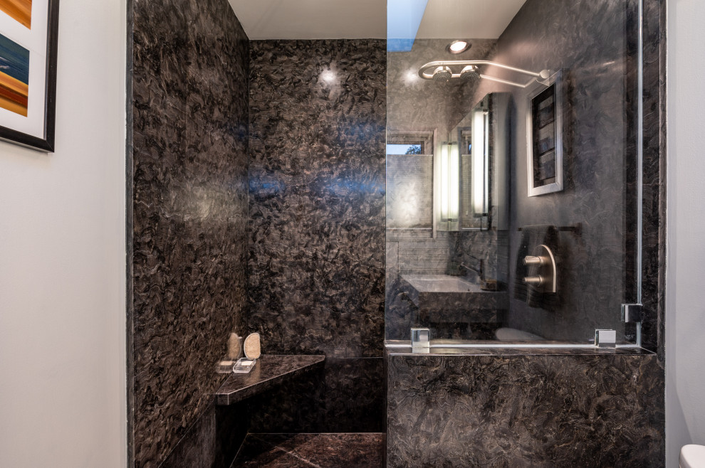 Idee per una stanza da bagno padronale minimalista di medie dimensioni con ante lisce, doccia alcova, WC monopezzo, lavabo sospeso, doccia aperta, un lavabo e mobile bagno sospeso