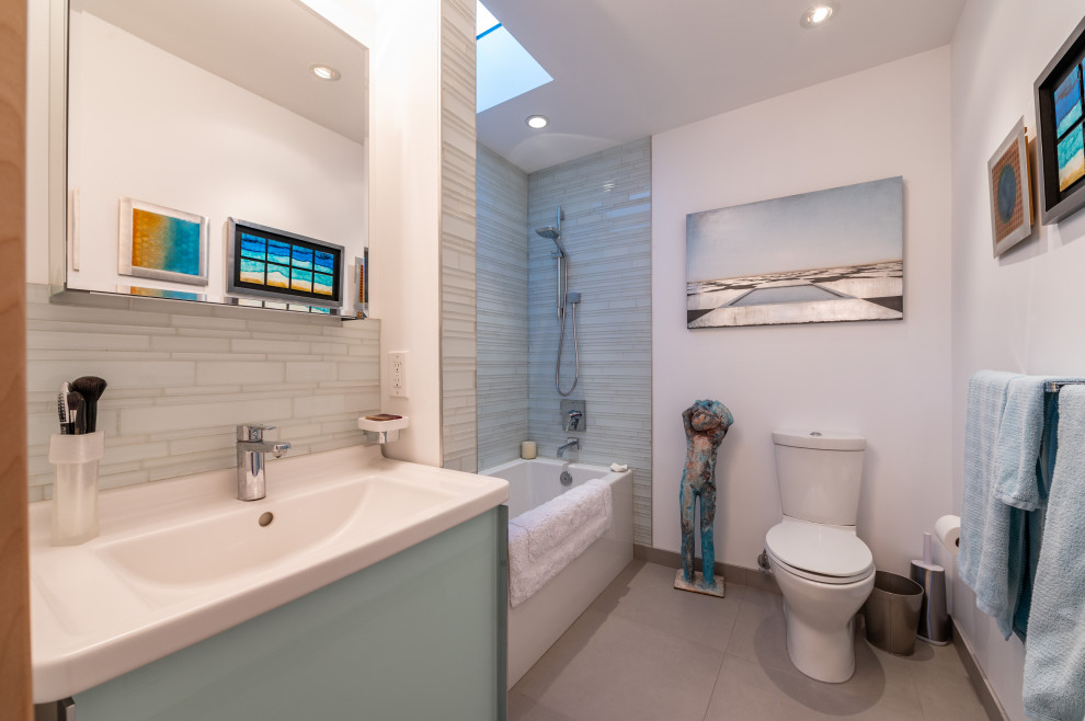 Esempio di una stanza da bagno padronale moderna di medie dimensioni con ante lisce, vasca ad alcova, vasca/doccia, WC sospeso, lavabo da incasso, doccia aperta, un lavabo e mobile bagno incassato