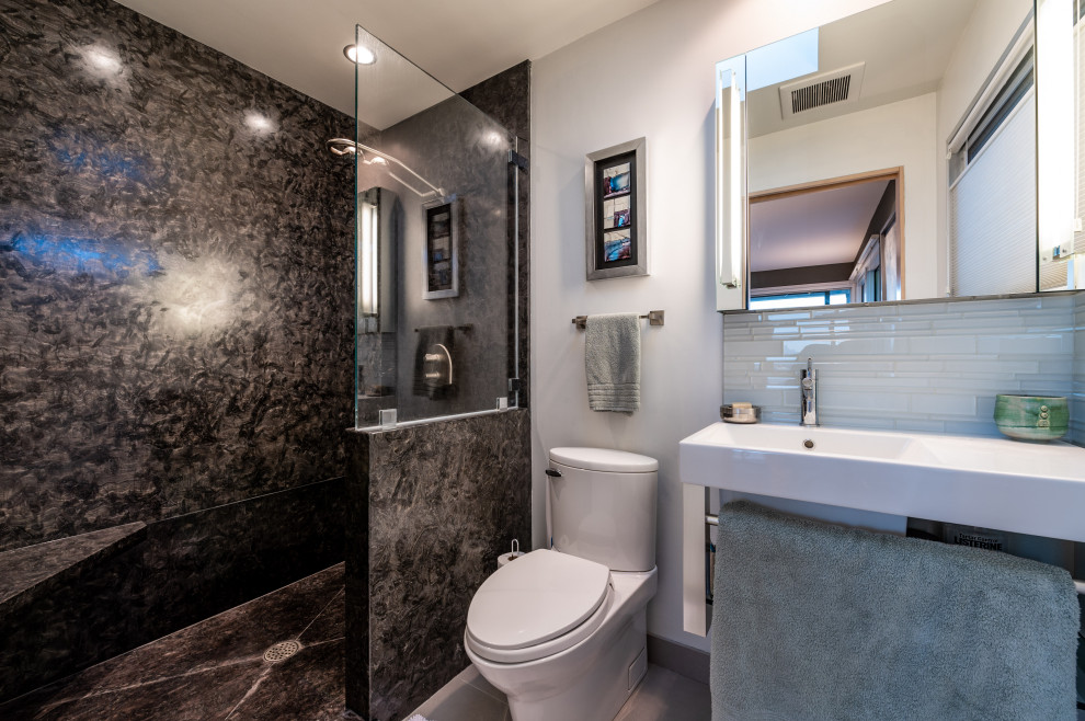 Immagine di una stanza da bagno padronale minimalista di medie dimensioni con ante lisce, doccia alcova, WC monopezzo, lavabo sospeso, doccia aperta, un lavabo e mobile bagno sospeso