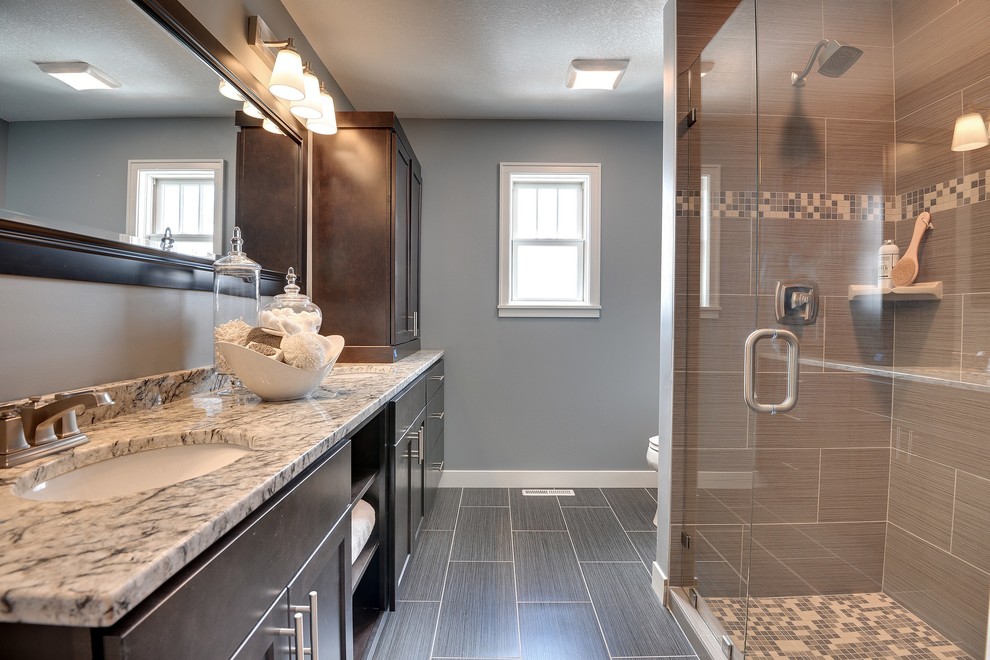Источник вдохновения для домашнего уюта: ванная комната в стиле неоклассика (современная классика) с врезной раковиной, фасадами в стиле шейкер, темными деревянными фасадами, душем в нише, коричневой плиткой и окном