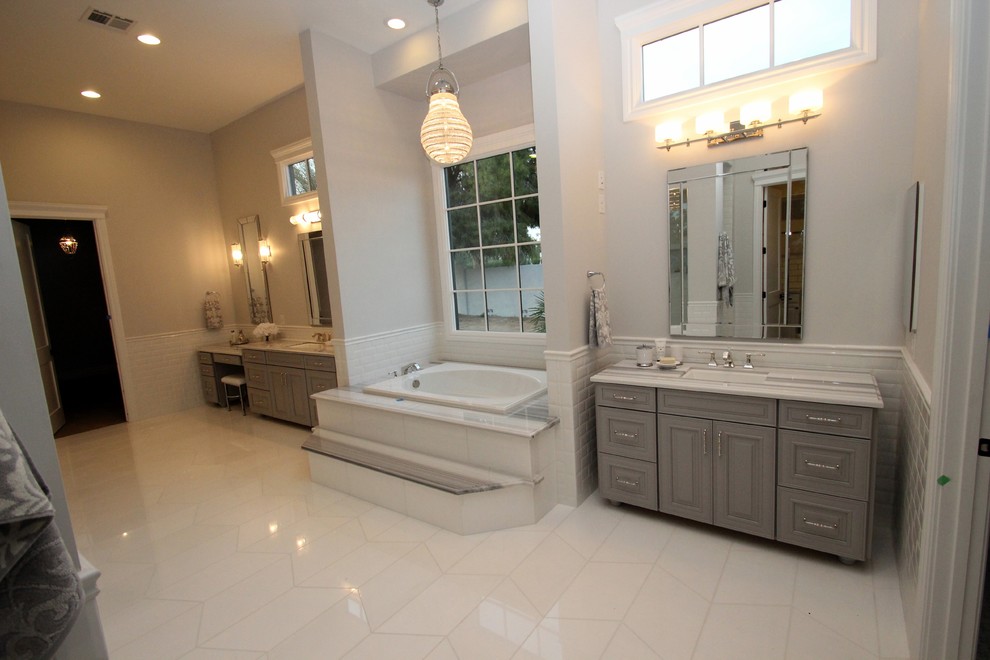 Источник вдохновения для домашнего уюта: главная ванная комната в стиле неоклассика (современная классика) с серыми фасадами, накладной ванной, белой плиткой, серыми стенами и мраморным полом