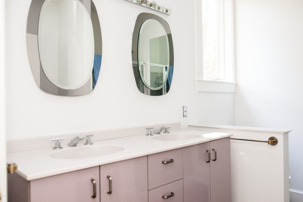 Идея дизайна: ванная комната среднего размера в классическом стиле с плоскими фасадами, фиолетовыми фасадами, белыми стенами, душевой кабиной, монолитной раковиной и столешницей из искусственного камня