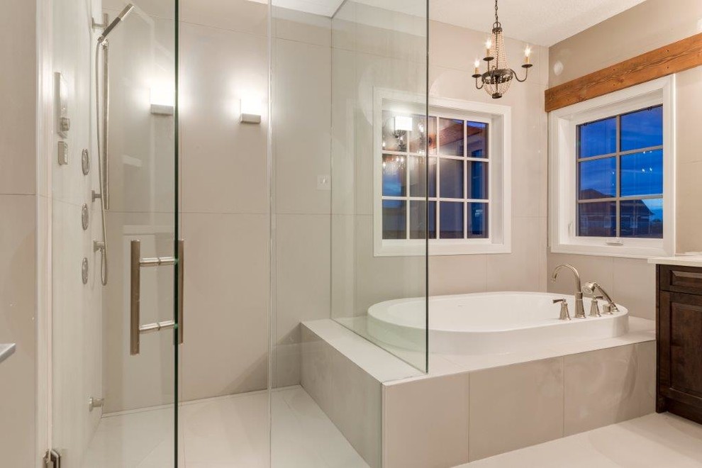 Ispirazione per una stanza da bagno padronale classica con ante con bugna sagomata, ante in legno bruno, vasca ad alcova e doccia a filo pavimento