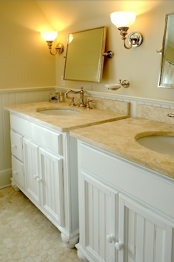 Стильный дизайн: ванная комната с фасадами островного типа, белыми фасадами, столешницей из известняка и каменной плиткой - последний тренд