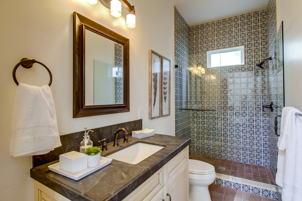 Идея дизайна: ванная комната в средиземноморском стиле с фасадами с выступающей филенкой, белыми фасадами, душем в нише, керамической плиткой, белыми стенами, полом из терракотовой плитки, врезной раковиной и столешницей из талькохлорита