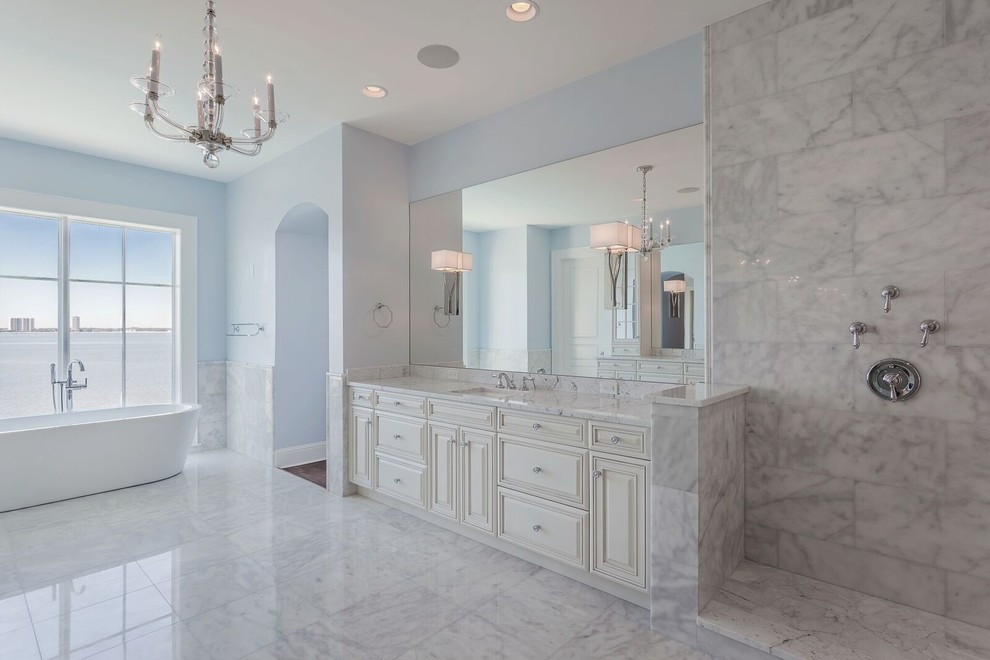 Idéer för att renovera ett mellanstort funkis en-suite badrum, med luckor med upphöjd panel, vita skåp, ett fristående badkar, en öppen dusch, grå kakel, vit kakel, stenhäll, blå väggar, marmorgolv, ett undermonterad handfat, marmorbänkskiva och vitt golv