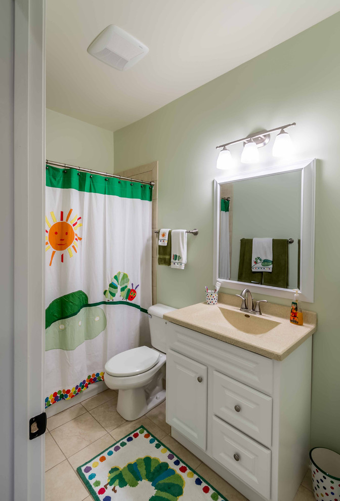 На фото: маленькая детская ванная комната в стиле неоклассика (современная классика) с фасадами с выступающей филенкой, белыми фасадами, ванной в нише, душем над ванной, раздельным унитазом, бежевой плиткой, керамической плиткой, зелеными стенами, полом из керамической плитки, монолитной раковиной, столешницей из искусственного камня, бежевым полом, шторкой для ванной, бежевой столешницей, зеркалом с подсветкой, тумбой под одну раковину, напольной тумбой, потолком с обоями и обоями на стенах для на участке и в саду