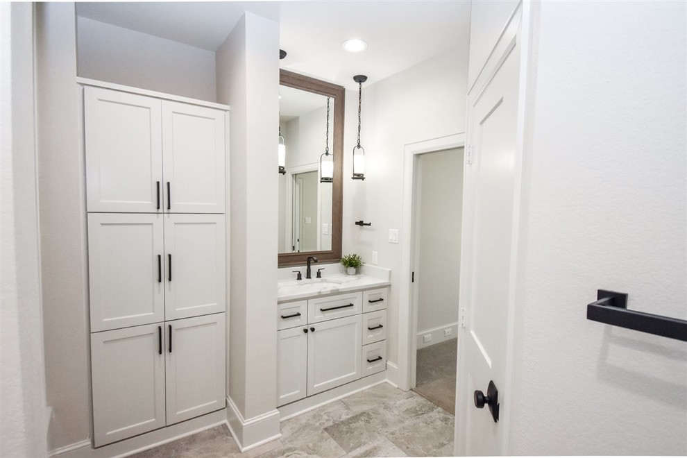 Пример оригинального дизайна: маленькая ванная комната в современном стиле с фасадами в стиле шейкер, белыми фасадами, ванной в нише, душем над ванной, белой плиткой, мраморной плиткой, серыми стенами, полом из керамической плитки, душевой кабиной, врезной раковиной, мраморной столешницей, коричневым полом, шторкой для ванной и белой столешницей для на участке и в саду