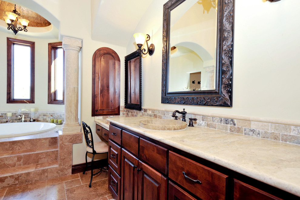 Imagen de cuarto de baño principal mediterráneo con puertas de armario de madera oscura, bañera encastrada y paredes blancas