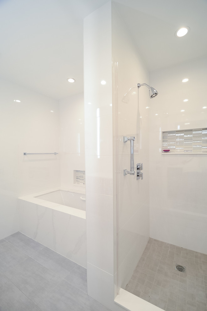 Пример оригинального дизайна: большая главная ванная комната в стиле модернизм с плоскими фасадами, темными деревянными фасадами, ванной в нише, душем в нише, унитазом-моноблоком, белой плиткой, стеклянной плиткой, белыми стенами, полом из керамогранита, врезной раковиной, столешницей из кварцита, серым полом, душем с распашными дверями и желтой столешницей
