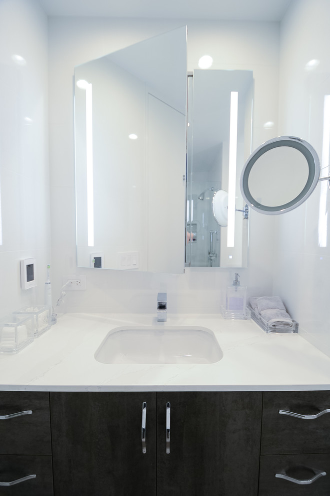 Источник вдохновения для домашнего уюта: большая главная ванная комната в стиле модернизм с плоскими фасадами, темными деревянными фасадами, ванной в нише, душем в нише, унитазом-моноблоком, белой плиткой, стеклянной плиткой, белыми стенами, полом из керамогранита, врезной раковиной, столешницей из кварцита, серым полом, душем с распашными дверями и желтой столешницей