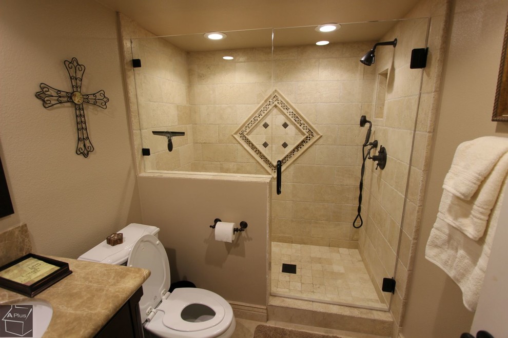 Foto på ett stort vintage en-suite badrum, med ett undermonterad handfat, luckor med infälld panel, skåp i mörkt trä, granitbänkskiva, ett platsbyggt badkar, en dusch/badkar-kombination, en toalettstol med separat cisternkåpa, beige kakel, porslinskakel, beige väggar och klinkergolv i porslin