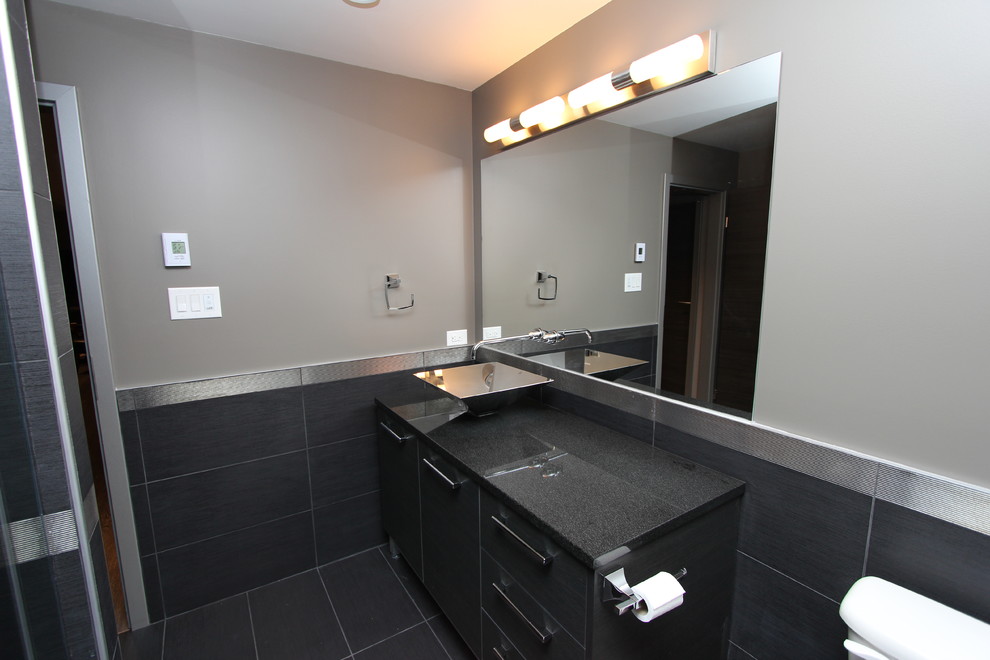 Immagine di una piccola stanza da bagno con doccia minimalista con lavabo a bacinella