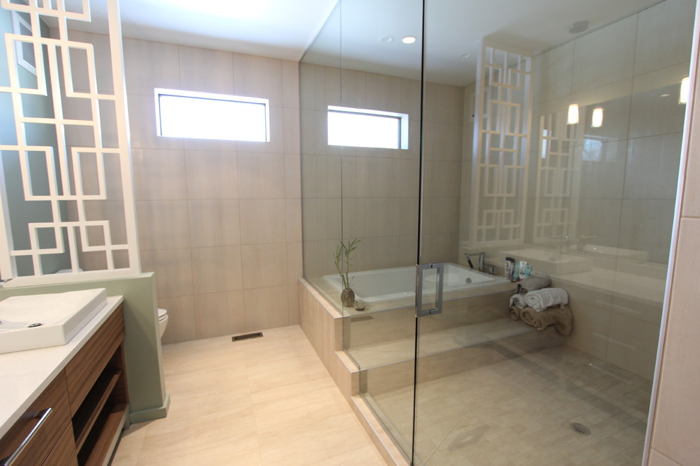Idéer för ett mellanstort modernt en-suite badrum, med ett fristående handfat och ett badkar i en alkov