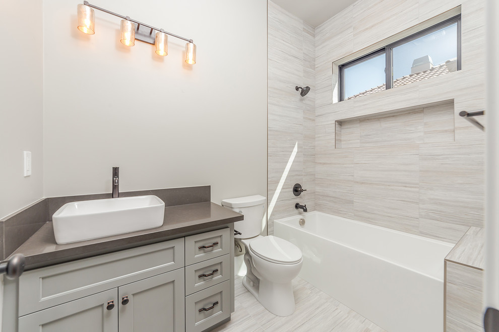 Стильный дизайн: маленькая главная ванная комната в современном стиле с плоскими фасадами, серыми фасадами, ванной в нише, душем в нише, унитазом-моноблоком, серой плиткой, керамической плиткой, бежевыми стенами, мраморным полом, монолитной раковиной, мраморной столешницей, бежевым полом, открытым душем и коричневой столешницей для на участке и в саду - последний тренд