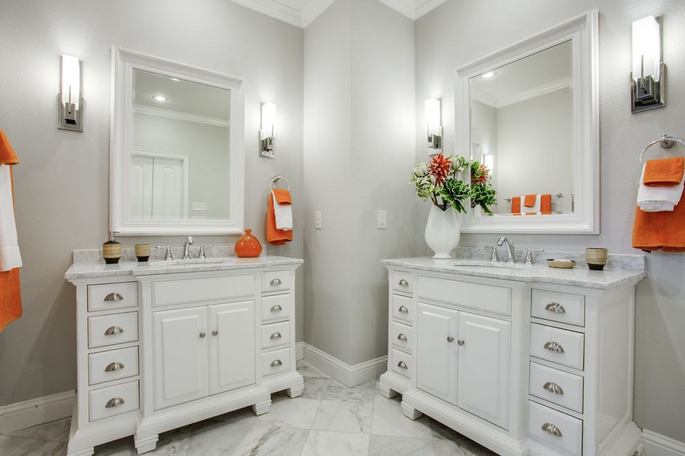 Cette photo montre une grande salle de bain principale tendance avec un placard avec porte à panneau surélevé, des portes de placard blanches, un mur gris, un sol en marbre, un lavabo encastré et un sol gris.