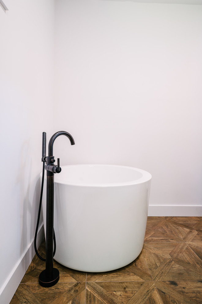 Imagen de cuarto de baño principal moderno de tamaño medio con bañera exenta, ducha esquinera, sanitario de una pieza, baldosas y/o azulejos multicolor y paredes multicolor