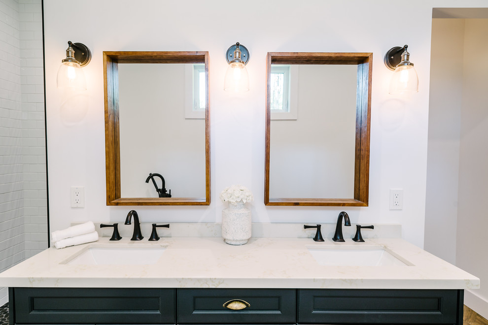 На фото: главная ванная комната среднего размера в стиле модернизм с отдельно стоящей ванной, угловым душем, унитазом-моноблоком, разноцветной плиткой и разноцветными стенами с