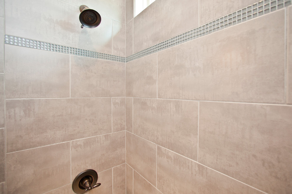 Inspiration för stora klassiska badrum med dusch, med ett undermonterad handfat, luckor med infälld panel, vita skåp, granitbänkskiva, en dusch/badkar-kombination, en toalettstol med separat cisternkåpa, grå kakel, keramikplattor, grå väggar och klinkergolv i keramik